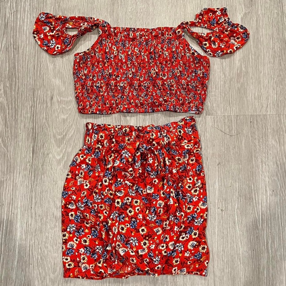 Super cute floral set top and bottom shirts!